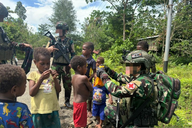 TNI Jalin Komunikasi dengan Anak-anak di Perbatasan Papua