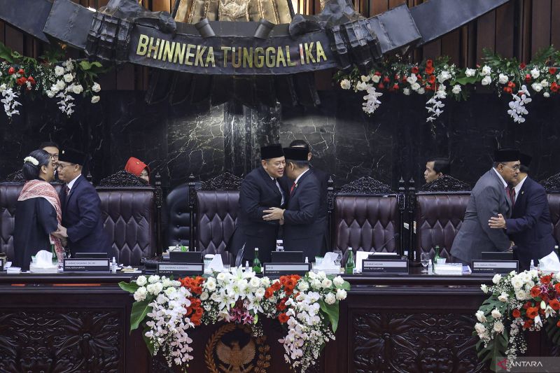 Ketua MPR Bambang Soesatyo (ketiga kiri) bersalaman dengan Wakil Ketua MPR Ahmad Muzani (ketiga kanan) usai memimpin Sidang Paripurna Akhir Masa Jabatan Anggota MPR Periode 2019-2024 di Gedung Nusantara, Kompleks Parlemen, Senayan, Jakarta, Rabu (25/9/2024). . ANTARA FOTO/Dhemas Reviyanto/rwa