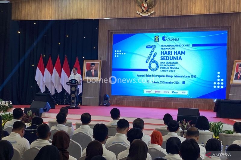 Law and Human Rights Minister Supratman Andi Agtas delivers a speech during the kick-off of Indonesia's commemorative activities to welcome the 76th World Human Rights Day in Jakarta on Wednesday (September 25, 2024). (ANTARA/Fath Putra Mulya)