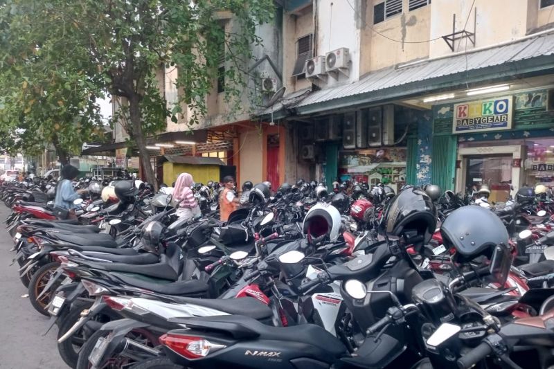 Kondisi parkir di samping bagian barat Mataram Mall, Kota Mataram, Provinsi Nusa Tenggara Barat, yang dinilai melanggar aturan karena terindikasi hingga ke badan jalan. (ANTARA/Nirkomala)