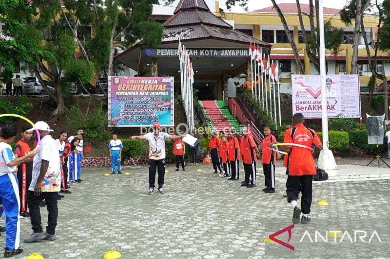 Peserta didik saat mengikuti arahan dalam kegiatan halang rintang dalam ajang Festival Olahraga Pendidikan yang digelar Dinas Pemuda dan Olahraga Kota Jayapura, Rabu (25/9/2024). ANTARA/Ardiles Leloltery