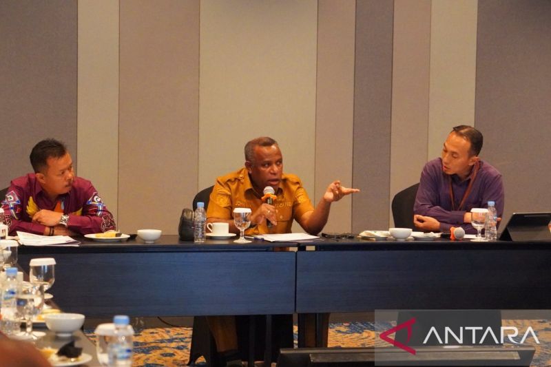 Penjabat Sekretaris Daerah Provinsi Papua Barat Daya Jhoni Way (tengah), Deputi Direksi Wilayah XII BPJS Kesehatan, Mangisi Raja Simarmata (kiri) pada pertemuan forum komunikasi terkait implementasi strategi pencapaian UHC di Kota Sorong, Selasa (24/9/2024). ANTARA/Yuvensius Lasa Banafanu.