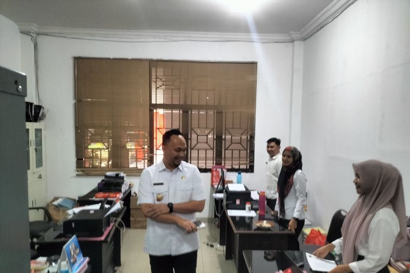 Pelaksana tugas (Plt) Bupati Kabupaten Lampung Selatan, Pandu Kesuma Dewangsa, saat bersilahturahmi kepada jajaran ASN pada hari pertama menjabat sebagai Plt Bupati. (ANTARA/Riadi Gunawan)