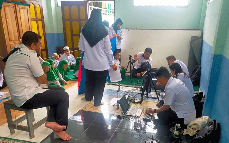 Dinas Dukcapil Kapuas saat jemput bola pelayanan KIA ke MI Manarul Huda, Rabu, 25 September 2024. (FOTO: IST)