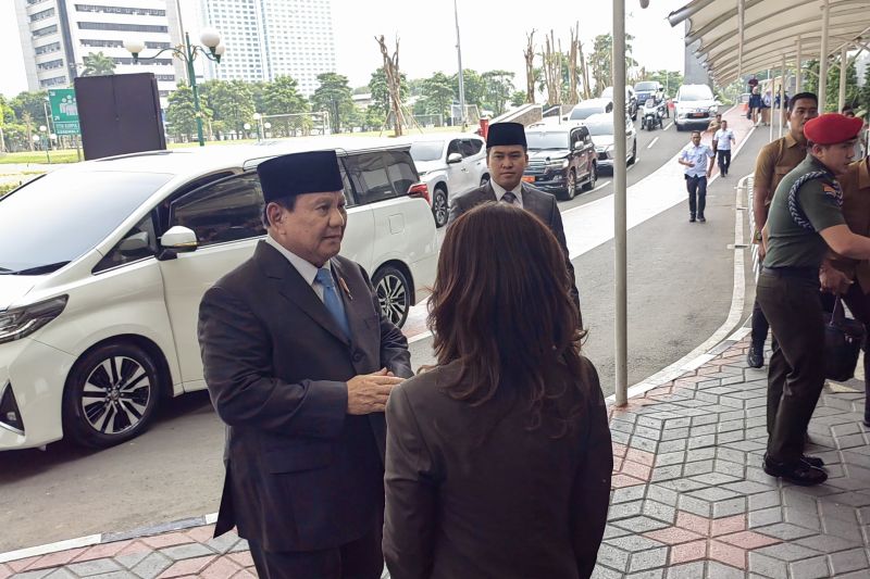 Menteri Pertahanan (Menhan) RI yang juga presiden terpilih Prabowo Subianto tiba di Gedung DPR/MPR/DPD, Jakarta, Rabu (25/9/2024). (ANTARA/Melalusa Susthira K.)
