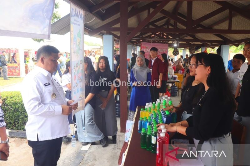 Penjabat Bupati Bangka M Haris meninjau stand "Skansa Job Fair" di SMK Negeri 1 Sungailiat, Rabu (15/9/2024) (ANTARA/Kasmono)