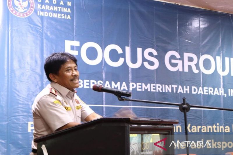 Plt Sekretaris Utama Barantin Bambang Wahyu Dwiantoro saat membuka Focus Group Discussion Barantin bersama pemerintah daerah, instansi terkait dan pelaku usaha mendukung akselerasi ekspor produk hewan, ikan dan tumbuhan di Swiss-Belhotel Borneo Banjarmasin, Rabu (25/9/2024). (ANTARA/Firman)