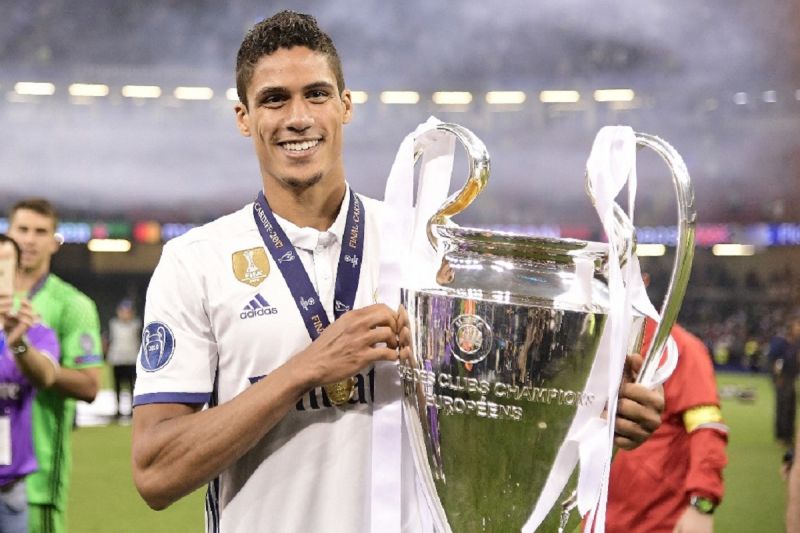 Raphael Varane saat mengangakat trofi Liga Champions bersama Real Madrid. ANTARA/AFP/JAVIER SORIANO