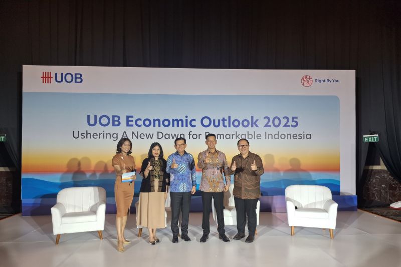 Jajaran pembicara dari Overseas Bank Limited (UOB) dalam UOB Economic Outlook 2025 bertajuk Ushering a New Dawn for Remarkable Indonesia di Hotel Kempinski, Jakarta, Rabu (25/09/2024). (ANTARA/ Muhammad Heriyanto)