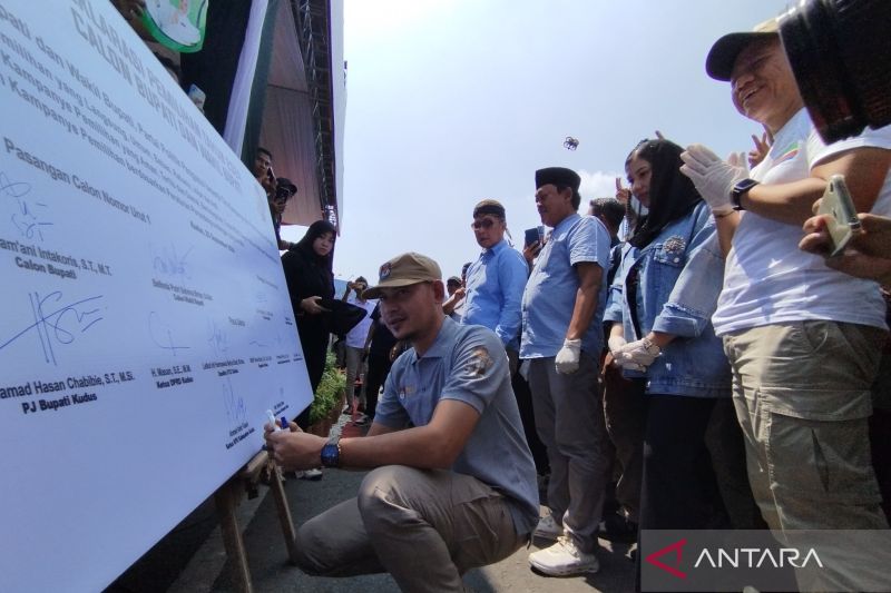 Ketua KPU Kabupaten Kudus Ahmad Amir Faisol ikut mendantangani deklarasi kampanye damai pemilihan Bupati dan Wakil Bupati Kudus di Alun-alun Kudus, Jawa Tengah, Rabu (25/9/2024). di Kudus. (ANTARA/Akhmad Nazaruddin Lathif)