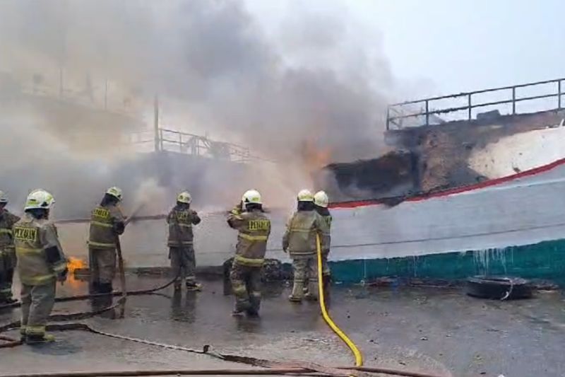 Kebakaran Dua Kapal di Muara Baru, 40 Petugas Dikerahkan