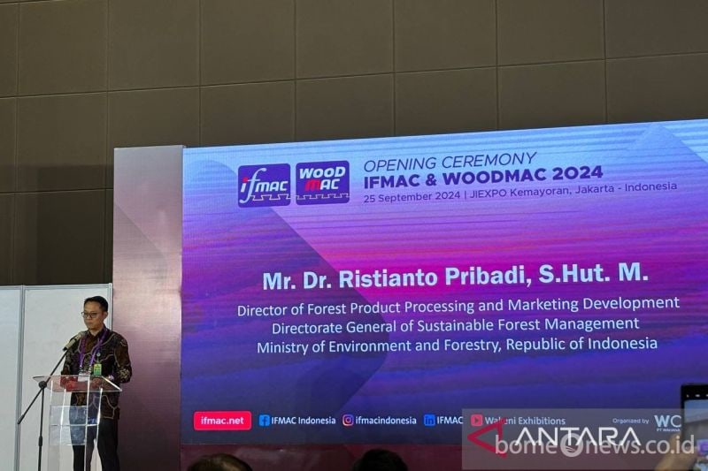 Direktur Bina Pengolahan dan Pemasaran Hasil Hutan Kementerian Lingkungan Hidup dan Kehutanan (KLHK) Ristianto Pribadi saat menyampaikan sambutan dalam pameran IFMAC & Woodmac di Jakarta, Rabu (25/9/2024). ANTARA/Sinta Ambar