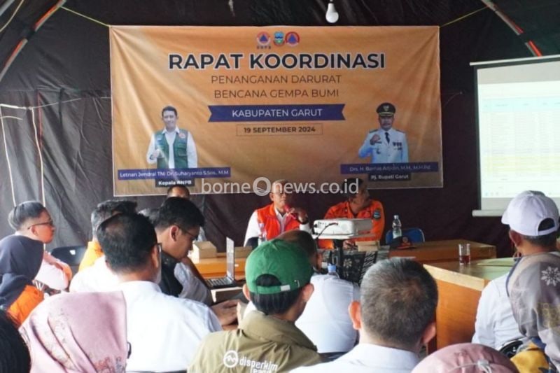 Sekretaris Daerah Kabupaten Garut Nurdin Yana (kedua kanan) dan Kepala Pelaksana BPBD Garut Aah Anwar Saefuloh (kanan) menggelar rapat koordinasi pembahasan penanganan bencana gempa bumi di Posko Penanganan Darurat Bencana Gempa Bumi, Kantor Kecamatan Pasirwangi, Kabupaten Garut, Jawa Barat, Rabu (25/9/2024). ANTARA/HO-Diskominfo Garut