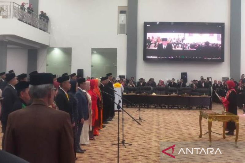 Prosesi pengambilan sumpah/janji anggota 55 DPRD terpilih periode 2024-2029 oleh Ketua Pengadilan Tinggi Sulteng, di Gedung Wanita, Jalan Moh Yamin, Kota Palu, Rabu (25/9/2024). (ANTARA/Fauzi Lamboka)