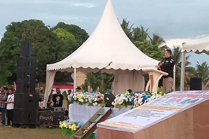 Ketua KPU Biak Numfor Joey Nicolas Lawalata memimpin deklarasi damai pilkada,Rabu (25/9/2024). ANTARA/Muhsidin