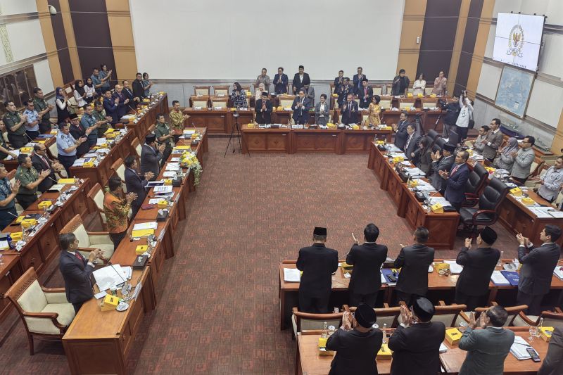 Rapat Kerja Komisi I DPR RI dengan agenda pengambilan persetujuan terhadap lima Rancangan Undang-Undang (RUU) terkait kerja sama bidang pertahanan di Kompleks Parlemen, Senayan, Jakarta, Rabu (25/9/2024). (ANTARA/Melalusa Susthira K.)