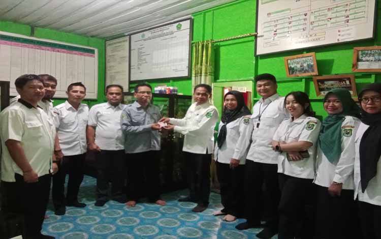 Dinas Dukcapil Kapuas Cetak 148 KIA Hasil Jemput Bola di MI Manarul Huda