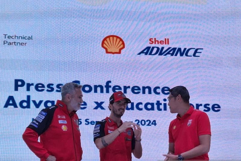 Ducati Corse Sporting Director, Mauro Grassilli (kiri) bersama dengan pembalap Ducati, Francesco Bagnaia (tengah) dan Vice President Marketing Lubricants Shell Indonesia, Arie Satyanggoro (kanan) saat berbincang seusai konferensi pers di Jakarta, Rabu (25/09/2024). (ANTARA/FAJAR SATRIYO)