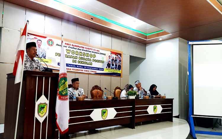 Ketua PGRI Kabupaten Barito Utara Maslan ketika menyampaikan sambutan pada acara pembukaan kegiatan dalam rangka memperingati HUT PGRI ke 79 dan HGN tahun 2024. Kegiatan pertama dilaksanakan workshop penerapan budaya positif di sekolah, di aula Kecamatan Teweh Tengah, Rabu 25 September 2024.(foto; Dhani)