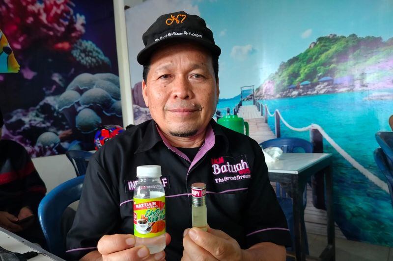 Pemilik Industri Kecil Menengah (IKM) Batuah Dama Gadang Shelfi Hendri melihatkan produk olahannya, Rabu (25/9/2024). ANTARA/Yusrizal