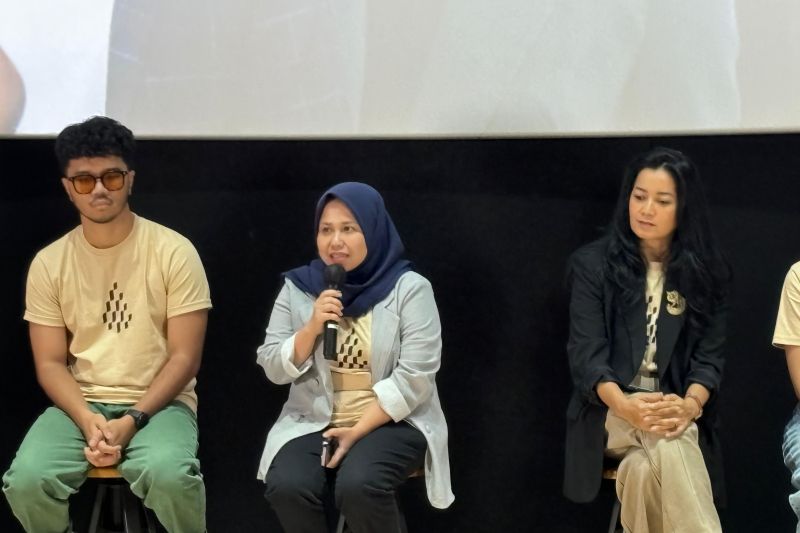 Pamong Budaya Bidang Perfilman Kemendikbudristek Dewi Magfirah (tengah) bersama jajaran narasumber saat ditemui dalam konferensi pers "Jakarta Film Week 2024" di FX Sudirman, Jakarta Pusat, Rabu. (ANTARA/Vinny Shoffa Salma)