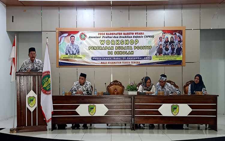 Ketua PGRI Kabupaten Barito Utara Maslan ketika menyampaikan sambutan pada acara pembukaan kegiatan dalam rangka memperingati HUT PGRI ke 79 dan HGN tahun 2024. Kegiatan pertama dilaksanakan workshop penerapan budaya positif di sekolah, di aula Kecamatan Teweh Tengah, Rabu 25 September 2024.(foto; Dhani)