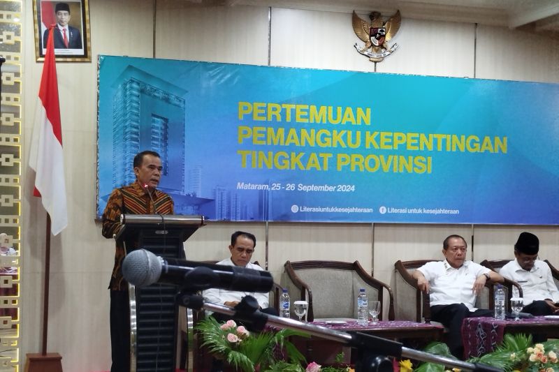 Pustakawan Ahli Utama Perpustakaan Nasional Renus Siboro (kanan) memaparkan tentang peran penting pustakawan dalam menentukan arah pembangunan daerah dalam acara bertajuk transformasi perpustakaan berbasis inklusi sosial di Mataram, Rabu (25/9/2024). (ANTARA/HO-Alifia Maulin Hafsyari)