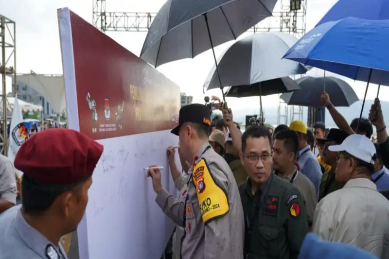 Kapolda Sulbar Inspektur Jenderal Polisi Adang Ginanjar pada deklarasi pilkada damai. (ANTARA/HO/Humas Polda Sulbar)