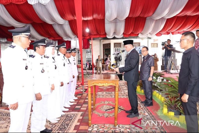 Enam kepala desa di Kabupaten OKU Timur menerima SK perpanjangan masa jabatan, Rabu (25/9/2024). (ANTARA/HO/Diskominfo)