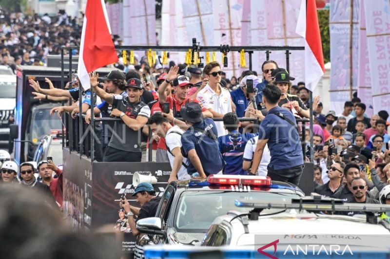 Parade Pembalap MotoGP Dimeriahkan Puluhan Ribu Warga Mataram