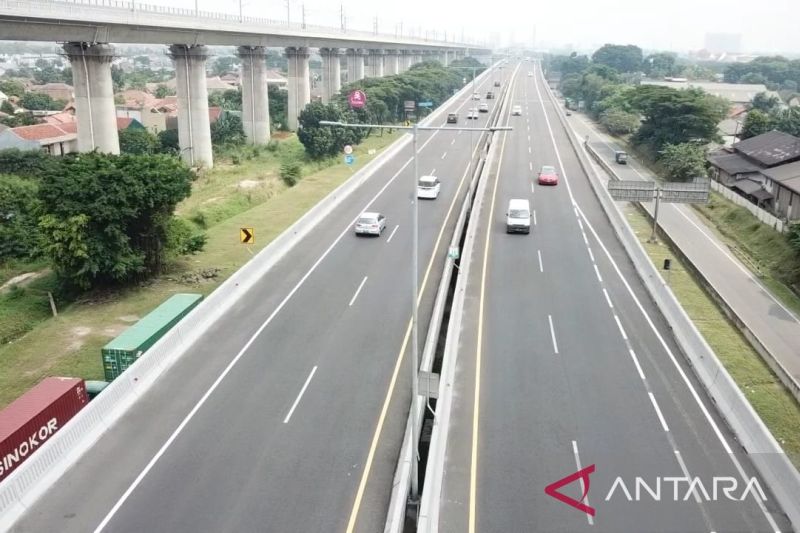 Ruas Jalan Layang Mohamed Bin Zayed di atas Jalan Tol Jakarta-Cikampek. (ANTARA/Pradita Kurniawan Syah).