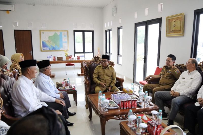 Pj Gubernur Lampung Samsudin tengah berdialog bersama pengurus FKUB Lampung guna menjaga pilkada tetap damai. ANTARA/HO-Pemprov Lampung.