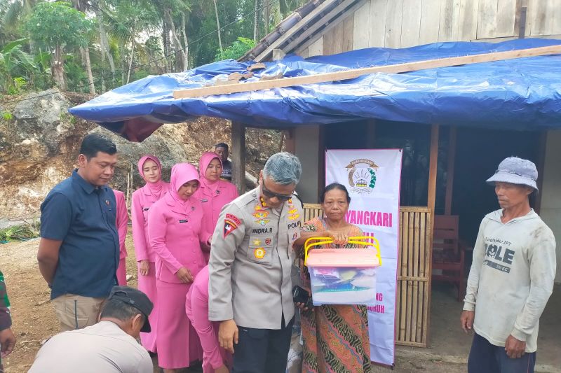 Kepolisian Trenggalek Salurkan Bantuan bagi Korban Puting Beliung