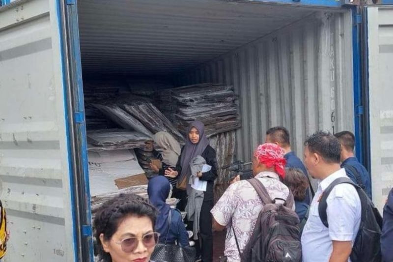 Logistik pilkada yang diterima berupa 1.012 kotak suara tiba di Pelabuhan Yos Sudarso Ambon, Rabu (25/9/2024). ANTARA/Penina F Mayaut.