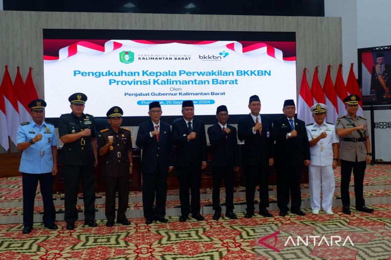 Pejabat Gubernur Kalimantan Barat, Harisson, saat mengukuhkan Kepala Perwakilan BKKBN Provinsi Kalimantan Barat, dr. Victor Palimbong, M.KM. di Balai Petitih Kantor Gubernur Kalimantan Barat, Rabu. (ANTARA/HO-Edo Saputra)