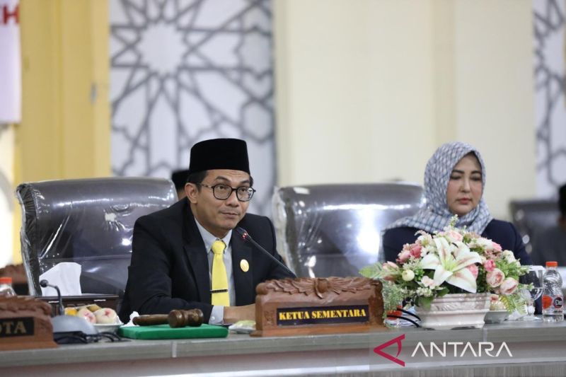 Ketua sementara DPRK Banda Aceh, Irwansyah ST saat memimpin sidang penyampaian visi-misi pasangan calon Wali Kota dan Wakil Wali Kota Banda Aceh, Rabu (25/9/2024) (ANTARA/HO/DPRK Banda Aceh)
