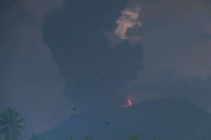 Erupsi Gunung Ibu Kembali Terjadi, Sinar Api Capai 200 Meter