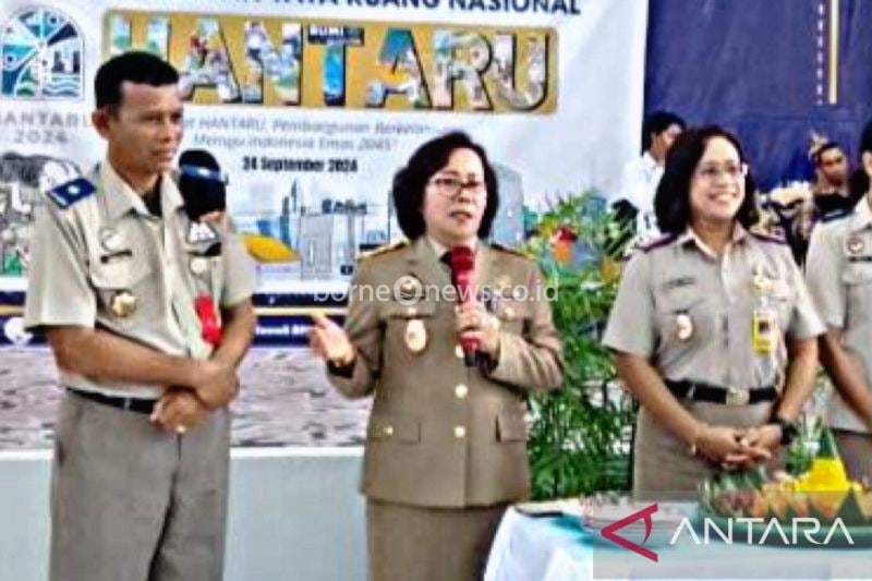 Kepala Kantor wilayah (Kanwil) ATR/BPN Maluku Fransiska Vivi Ganggas (tengah) (Antara/Dedy Azis)