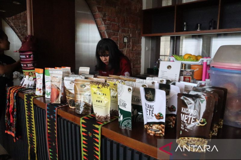 Aneka produk UMKM yang dijual di Puncak Waringin Labuan Bajo, Kabupaten Manggarai Barat, Nusa Tenggara Timur (NTT). (ANTARA/Gecio Viana)