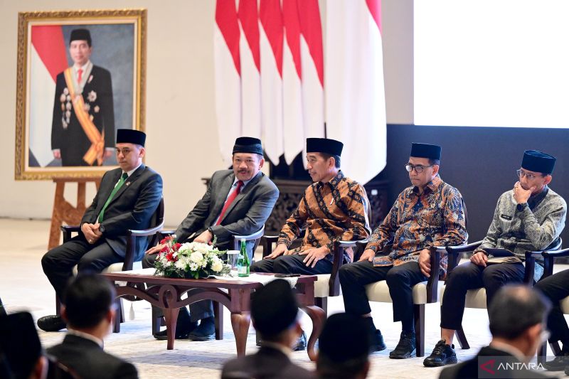 Ketua Baznas RI Noor Achmad (kedua kiri) dan Presiden RI Joko Widodo (tengah) dalam acara pembukaan Rapat Koordinasi Nasional (Rakornas) Baznas 2024 di kawasan Ibu Kota Nusantara (IKN), Rabu (25/9/2024). (ANTARA/HO-Biro Pers Sekretariat Presiden)