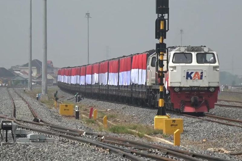 Pemasanhan bendera merah putih terbanyak di 33 gerbong kereta api batu bara kontainer batubara petak jalan Stasiun Kramasan menuju Stasiun Kertapati, Palembang, Rabu (25/9/2024). (ANTARA/Ahmad Rafli Baiduri)