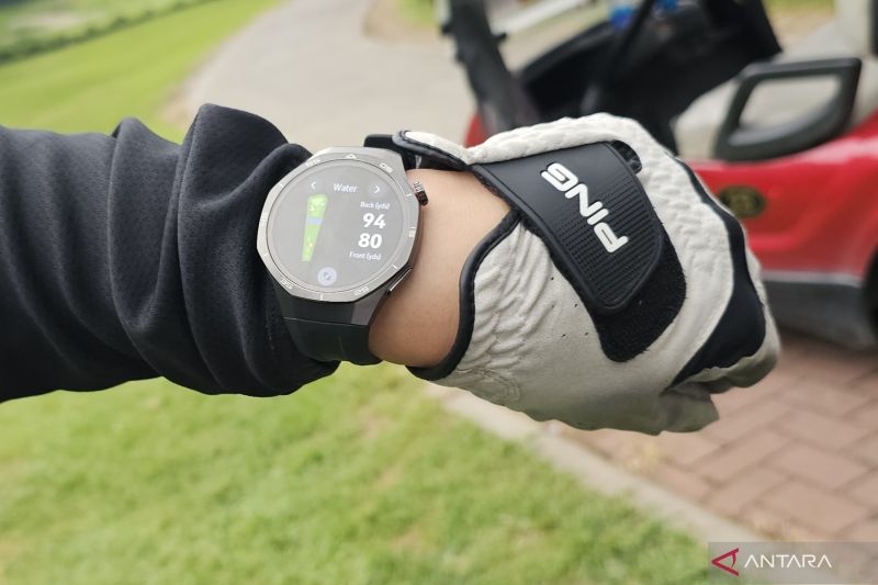 Tampilan Huawei GT5 Pro 46 mm saat digunakan untuk bermain golf. (ANTARA/Livia Kristianti)