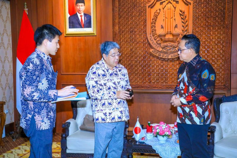 Pj Gubernur Jatim Adhy Karyono (kanan) saat berdiskusi dengan Duta Besar Jepang untuk Indonesia Masaki Yasushi (tengah) di Gedung Negara Grahadi, Surabaya, Rabu (25/9/2024). ANTARA/HO-Biro Adpim Jatim