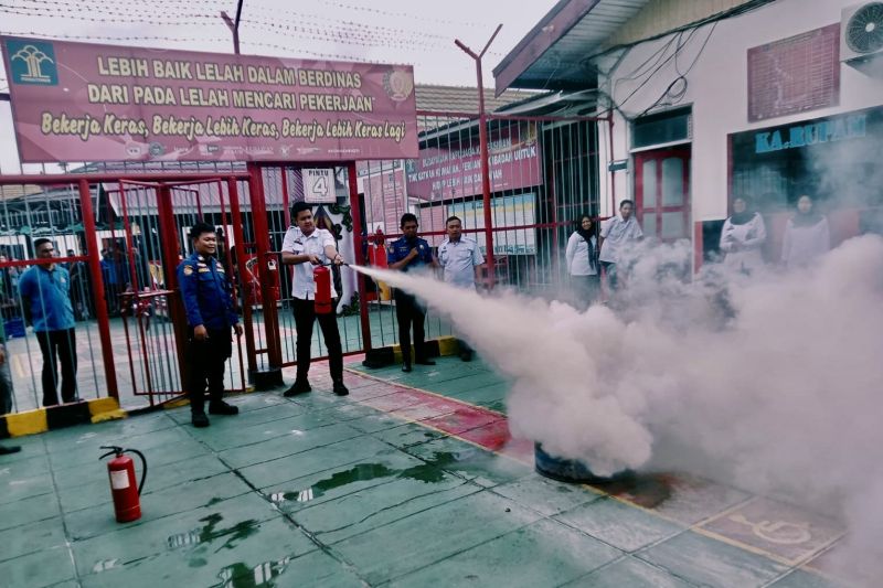Salah satu peserta pelatihan memadamkan api saat simulasi kebakaran di Rutan Kelas IIB Rantau, Kabupaten Tapin, Kalimantan Selatan, Rabu (25/9/2024). (ANTARA/HO-Rutan Rantau)