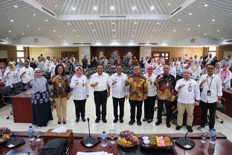 Penjabat (Pj) Gubernur Banten Al Muktabar (keempat dari kiri) di Serang, Banten, Rabu (25/9/2024). (ANTARA/HO-Pemprov Banten)