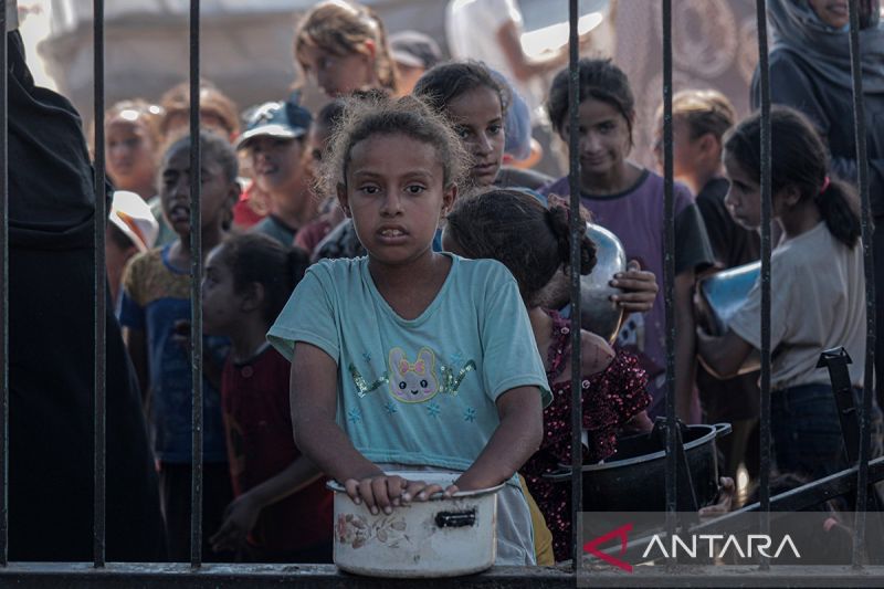 Sejumlah anak Palestina menunggu bantuan pangan di Kota Khan Younis, Jalur Gaza selatan, Selasa (24/9/2024). Menurut Kementerian Kesehatan di Gaza, jumlah korban tewas keseluruhan akibat agresi Israel telah mencapai 41.000 orang, dan Israel terus mengabaikan resolusi Dewan Keamanan PBB yang menuntut gencatan senjata segera, ANTARA FOTO/Xinhua/Rizek Abdeljawad/Spt.