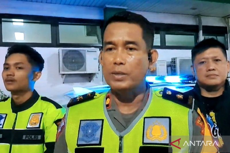 Kepala Satuan Lalu Lintas Polrestabes Makassar Komisaris Polisi Mamat Rahmat (tengah) didampingi jajarannya menjawab pertanyaan wartawan terkait kecelakaan maut mengakibatkan dua korban jiwa di Tol Layang Reformasi, Makassar, Sulawesi Selatan, Rabu (25/9/2024) malam. ANTARA Darwin Fatir.