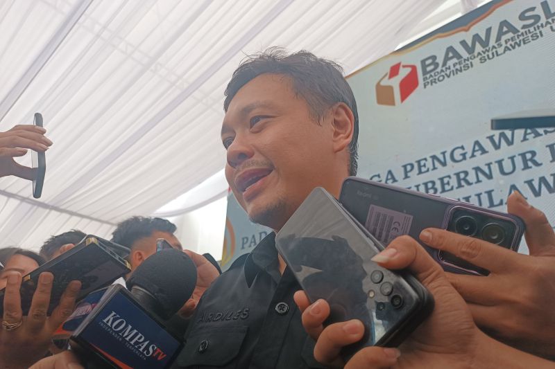 Ketua Bawaslu Sulut, Ardiles Mewoh. ANTARA/Karel A Polakitan
