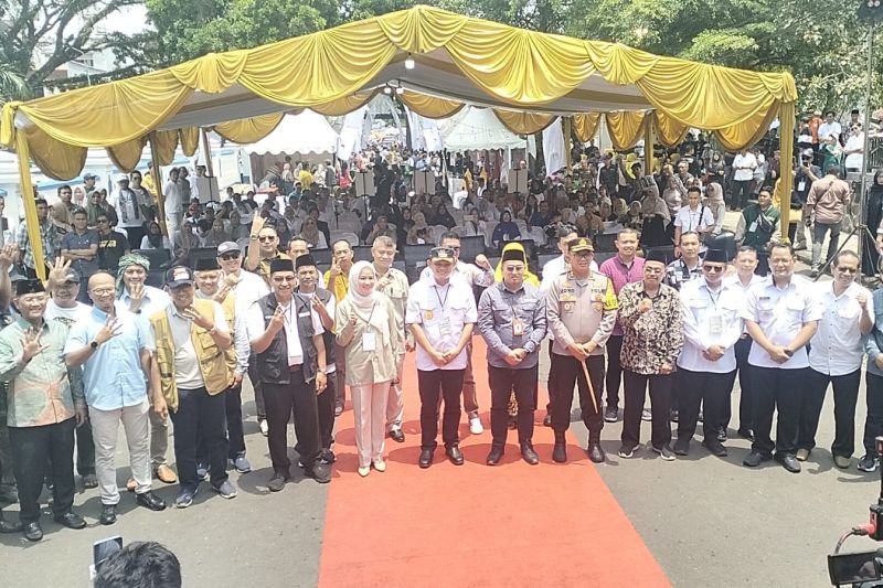 Jajaran penyelenggara pilkada dan unsur forum komunikasi pimpinan daerah serta pasangan calon dan tim pendukung menghadiri peluncuran tahapan kampanye dan deklarasi kampanye damai di Taman Kota Tasikmalaya, Jawa Barat, Rabu (25/9/2024). (ANTARA/HO-KPU Kota Tasikmalaya)