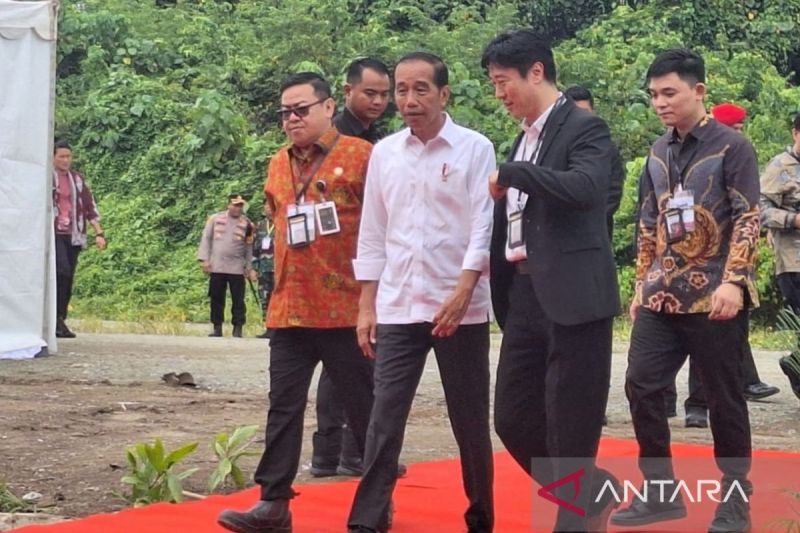 Presiden Jokowi sedang berbincang dengan salah investor dari luar negari saat kegiatan groundbreaking tahap delapan di Ibu Kota Nusantara, Kalimantan Timur. (ANTARA/Muhammad Solih Januar)